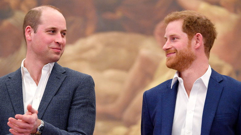 Le prince William et le prince Harry sourient