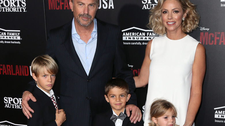 Kevin Costner pose avec sa femme et ses enfants sur le tapis rouge