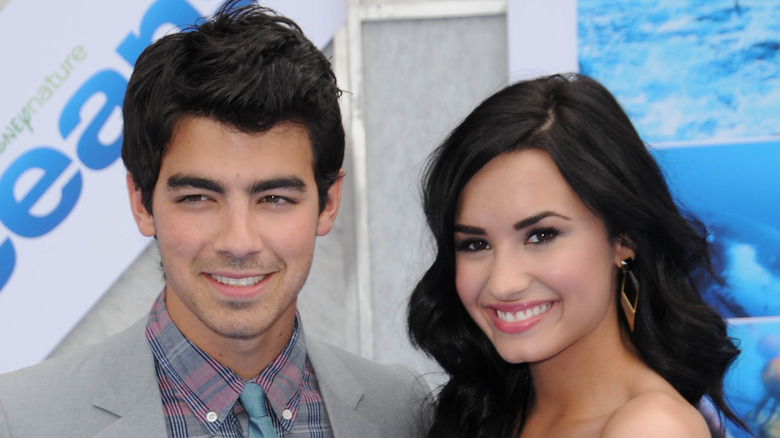 Joe Jonas et Demi Lovato souriant