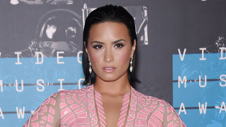 Demi Lovato pose en robe rose