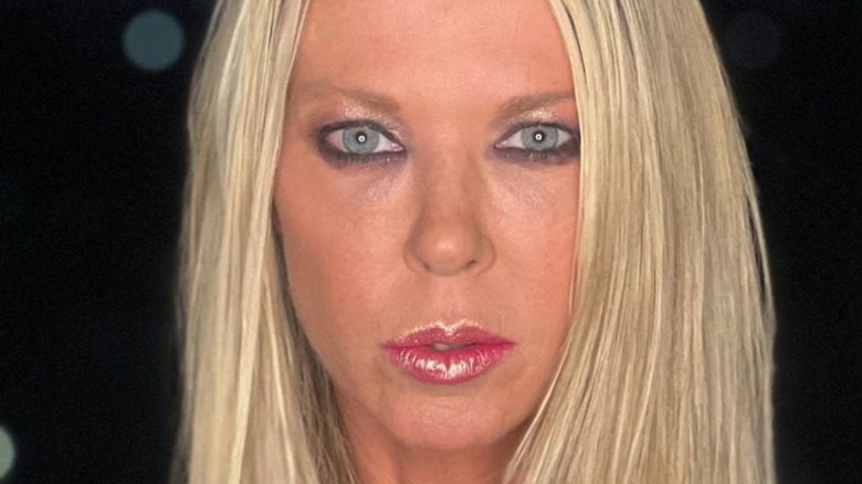 Selfie cheveux blonds de Tara Reid