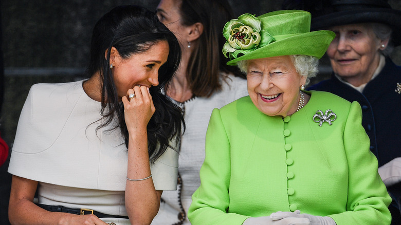 Meghan Markle et la reine Elizabeth discutent 