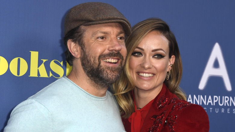 Olivia Wilde énorme Jason Sudeikis sur le tapis rouge 2019