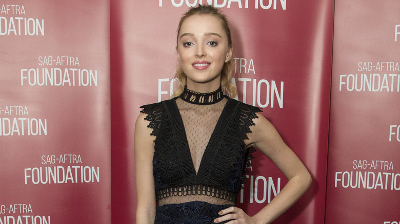 Phoebe Dynevor posant à l'événement