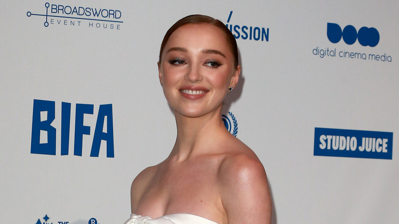 Phoebe Dynevor posant à l'événement