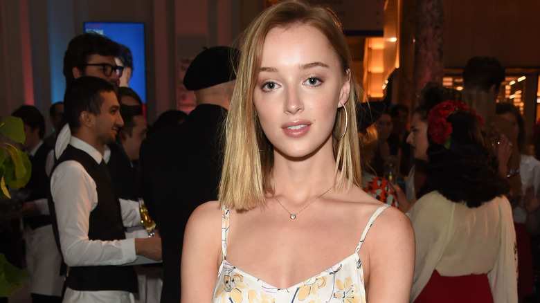 Phoebe Dynevor posant à l'événement