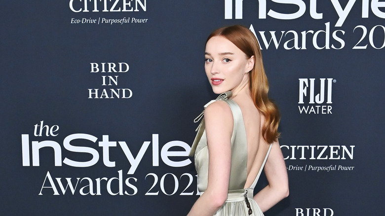 Phoebe Dynevor posant à l'événement