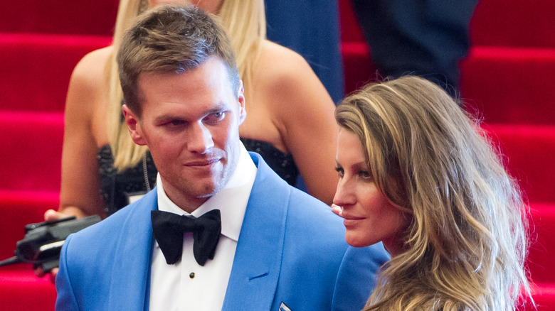 Tom Brady regarde Gisele Bündchen