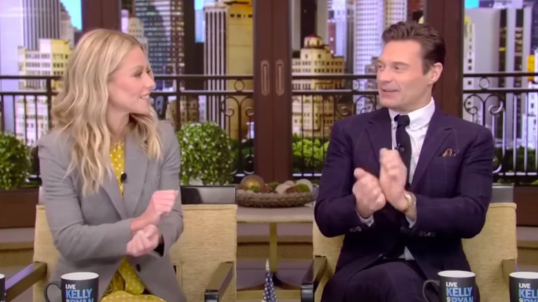 Kelly Ripa et Ryan Seacrest sont maladroits sur le plateau