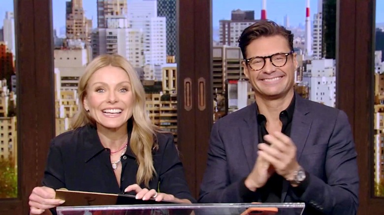 Kelly Ripa et Ryan Seacrest sourient sur le plateau