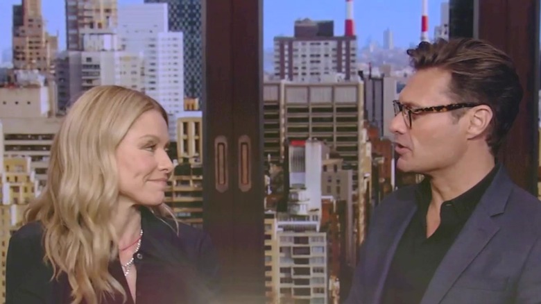 Kelly Ripa et Ryan Seacrest se regardent