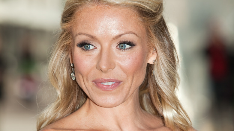 Kelly Ripa posant