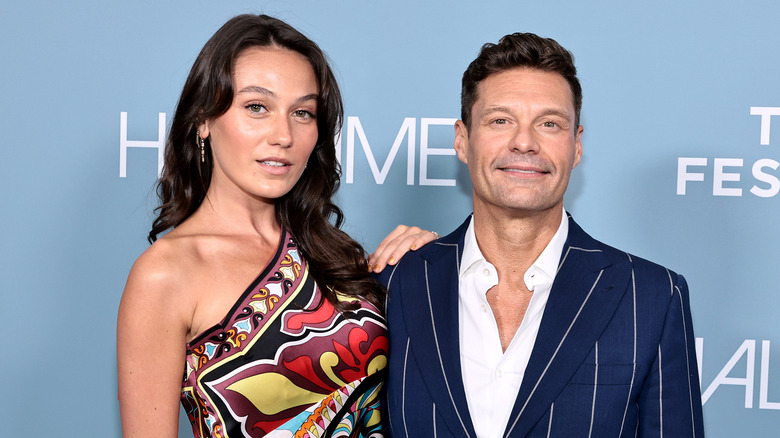 Ryan Seacrest et Aubrey Paige posent