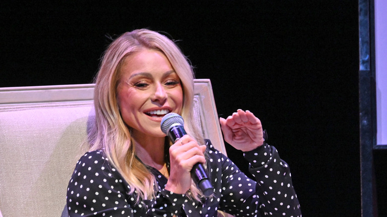 Kelly Ripa tenant un microphone, parlant