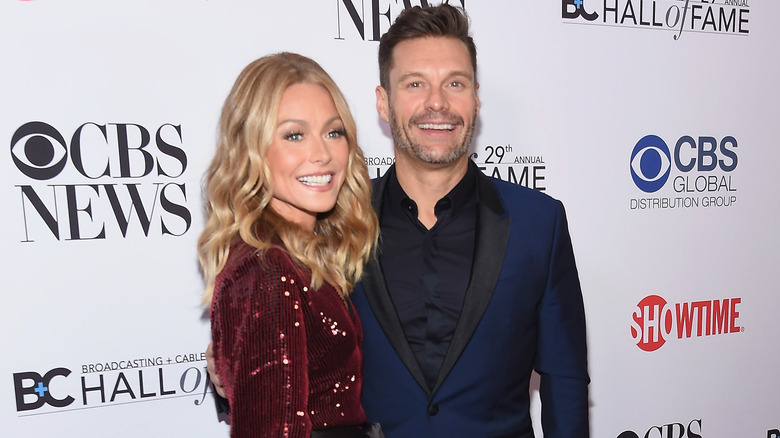 Kelly Ripa et Ryan Seacrest posant ensemble