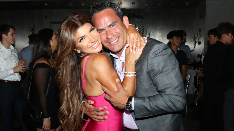 Teresa Giudice et Louie Ruelas posant ensemble