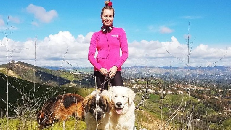 Rebecca Romijn et trois chiens