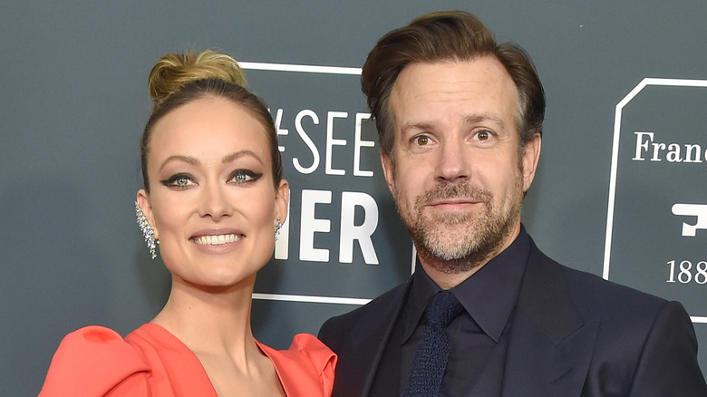 Olivia Wilde et Jason Sudeikis posent