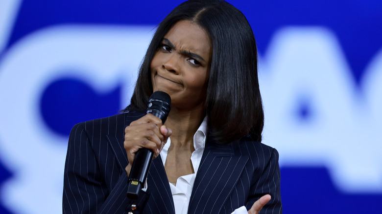 Candace Owens parle dans le micro