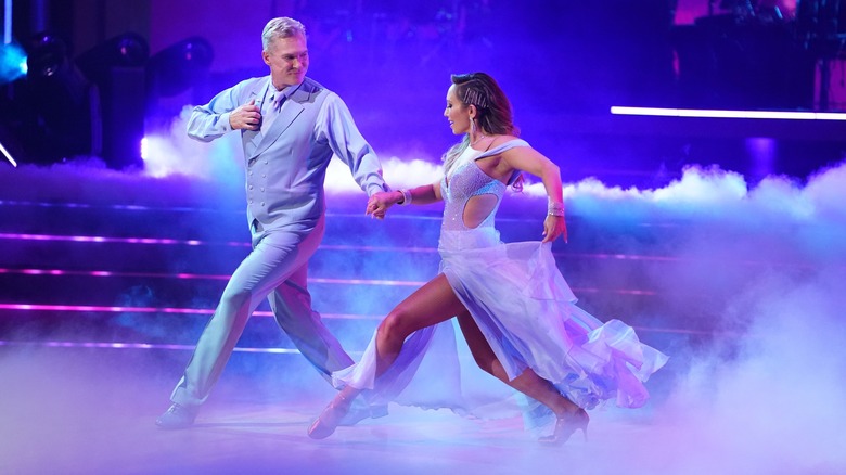 Cheryl Burke et Sam Champion dansent