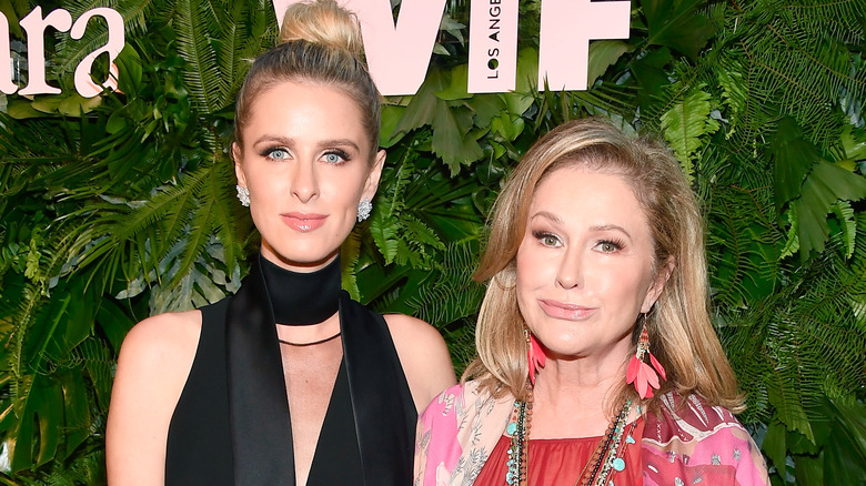 Nicky Hilton et Kathy Hilton posent