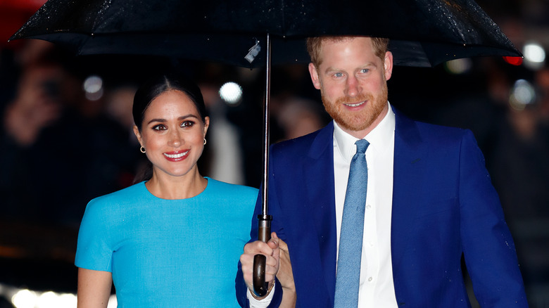 Meghan Markle et le prince Harry partagent un parapluie