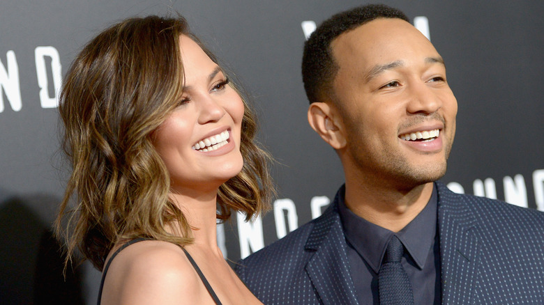 Chrissy Teigen et John Legend souriants