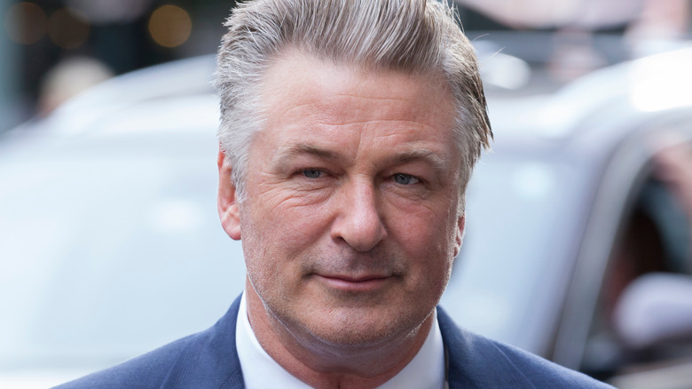 Alec Baldwin marchant dehors