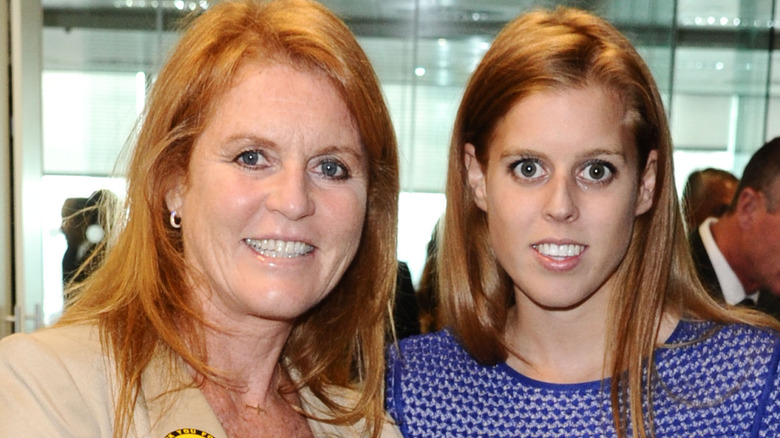 La princesse Beatrice et Sarah Ferguson regardant la caméra