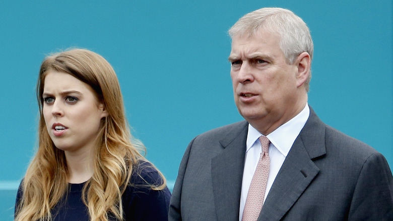 La princesse Beatrice et le prince Andrew discutent