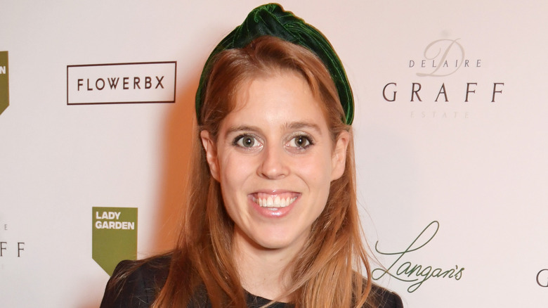 Princesse Beatrice souriante, portant un bandeau vert