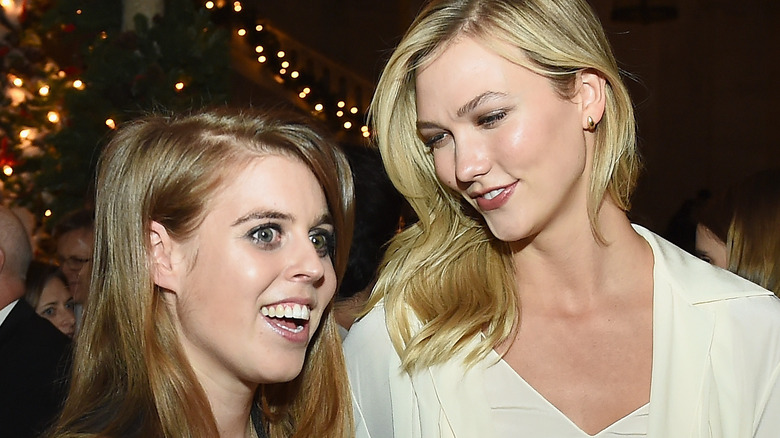 Princesse Beatrice et Karlie Kloss souriant