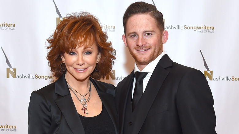 Reba McEntire et Shelby Blackstock sourient