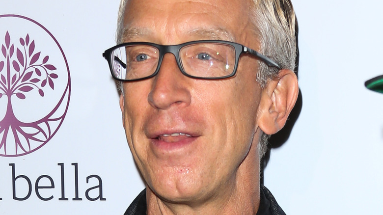 Andy Dick regarde au loin