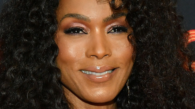 Angela Bassett portant une chemise rose