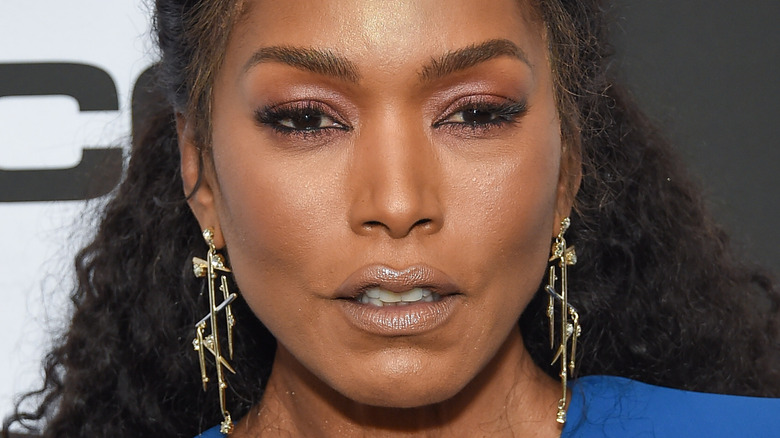 Angela Bassett en robe bleue