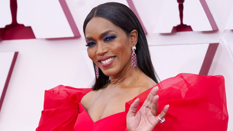 Angela Bassett dans une jolie robe rouge