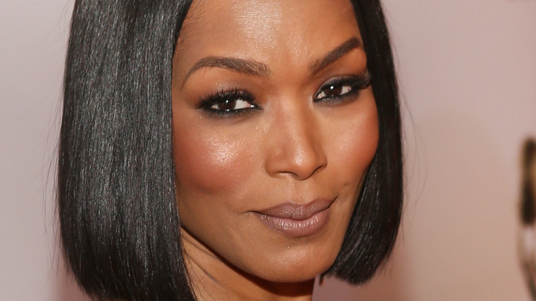 Angela Bassett avec sa main sur sa hanche