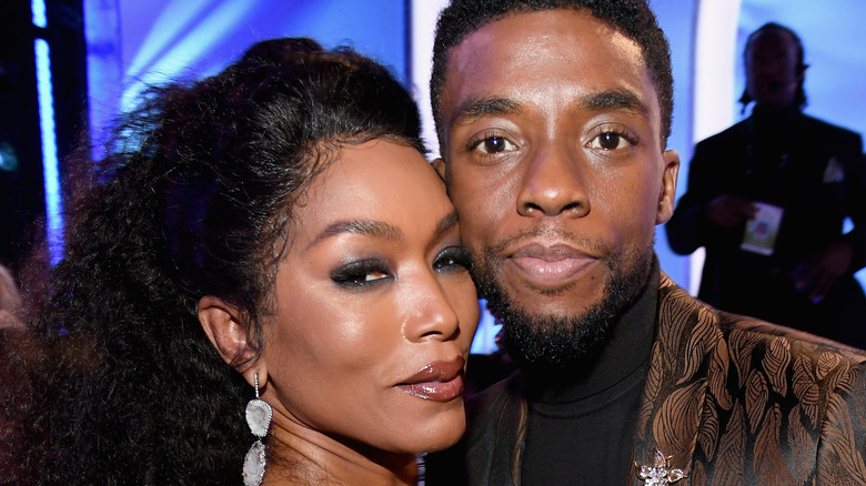 Angela Bassett posant avec Chadwick Boseman