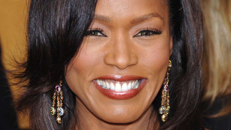 Angela Bassett a l'air heureuse