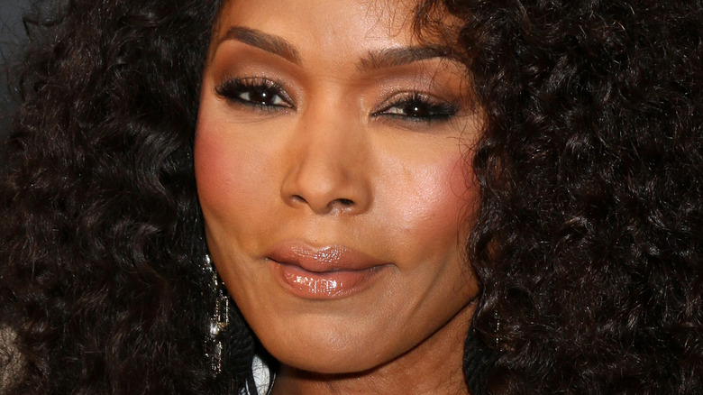 Angela Bassett fait une grimace sérieuse