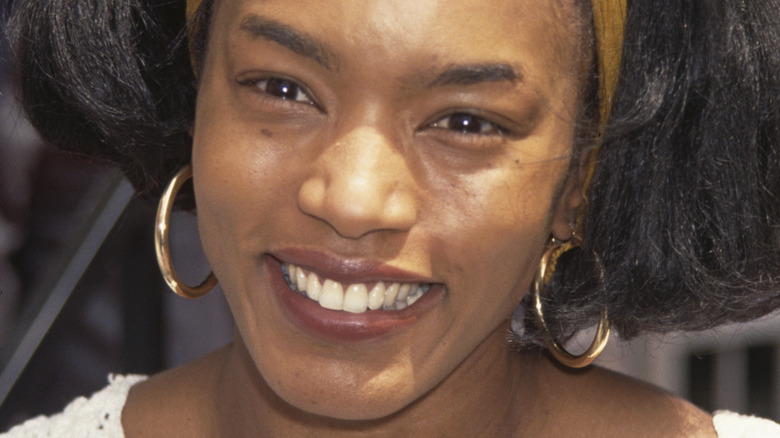 Angela Bassett avec un bandeau jaune