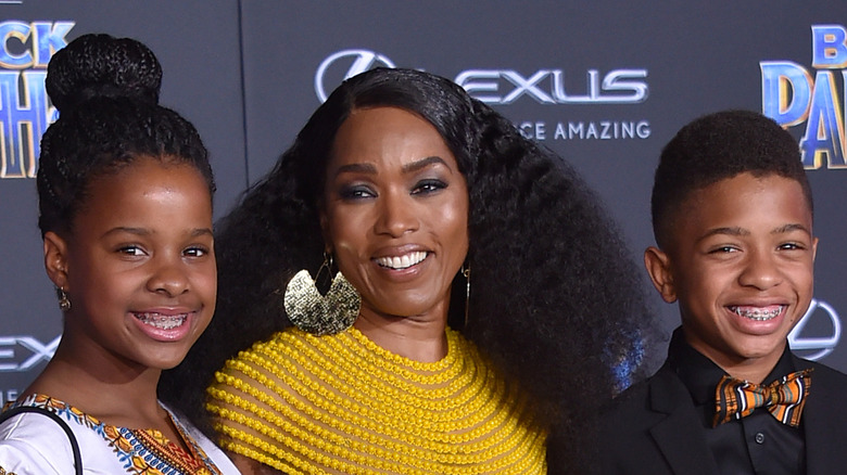 Angela Bassett posant avec ses deux enfants