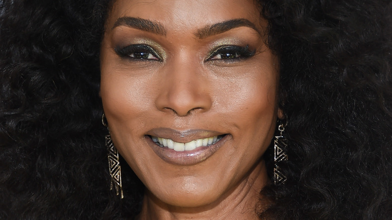 Angela Bassett avec un grand sourire