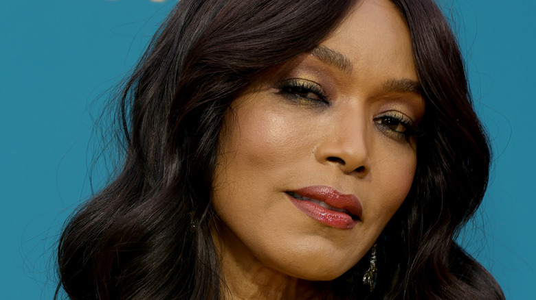 Angela Bassett posant pour la caméra