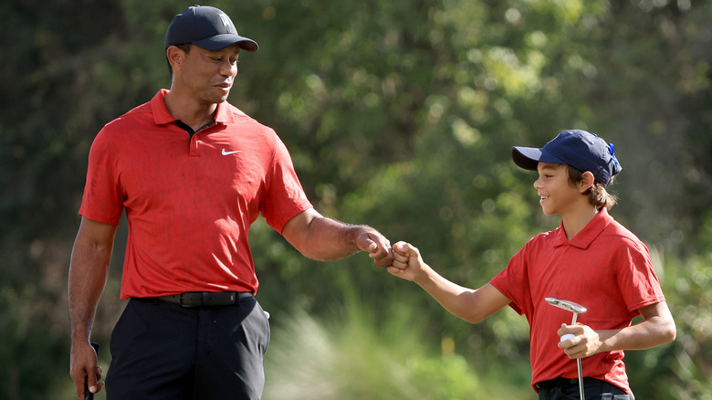 Tiger Woods se cognant les poings avec Charlie Woods