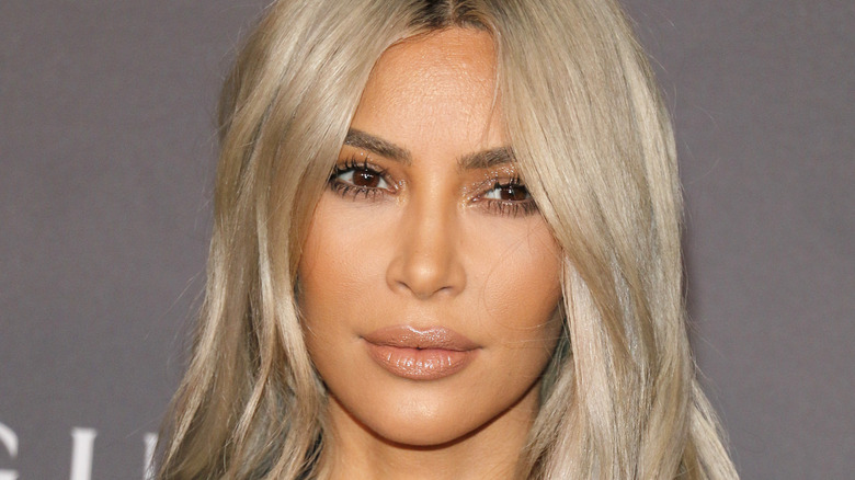 Kim Kardashian aux cheveux blonds 