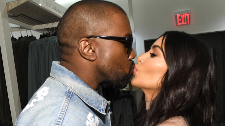 Kanye West et Kim Kardashian s'embrassent