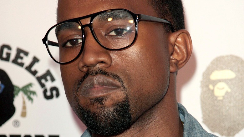 Kanye West porte des lunettes