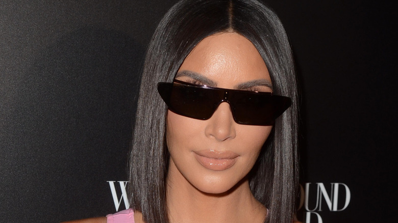 Kim Kardashian porte des lunettes noires